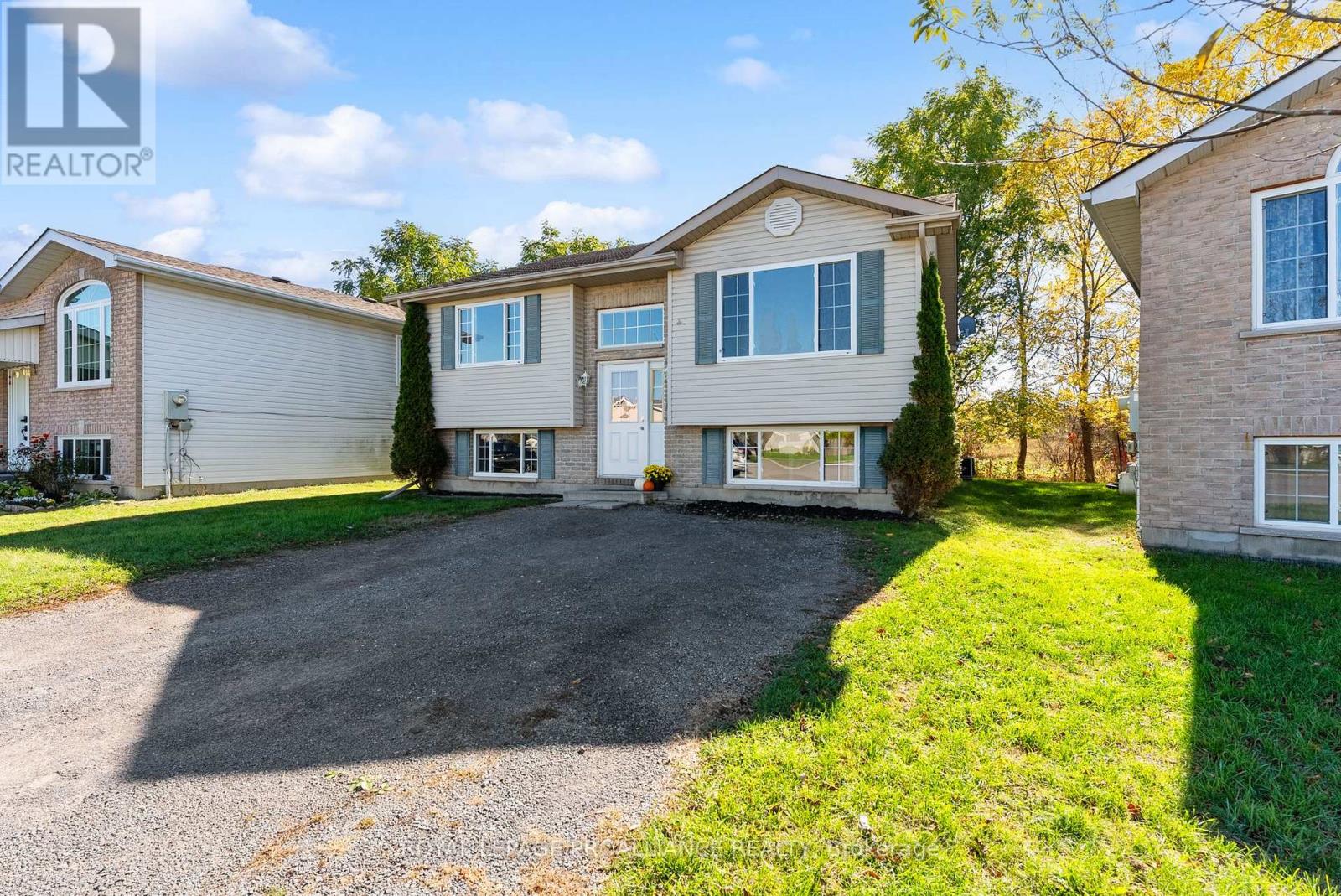 6 Lake Court, Belleville, Ontario  K8P 5M8 - Photo 2 - X12468614