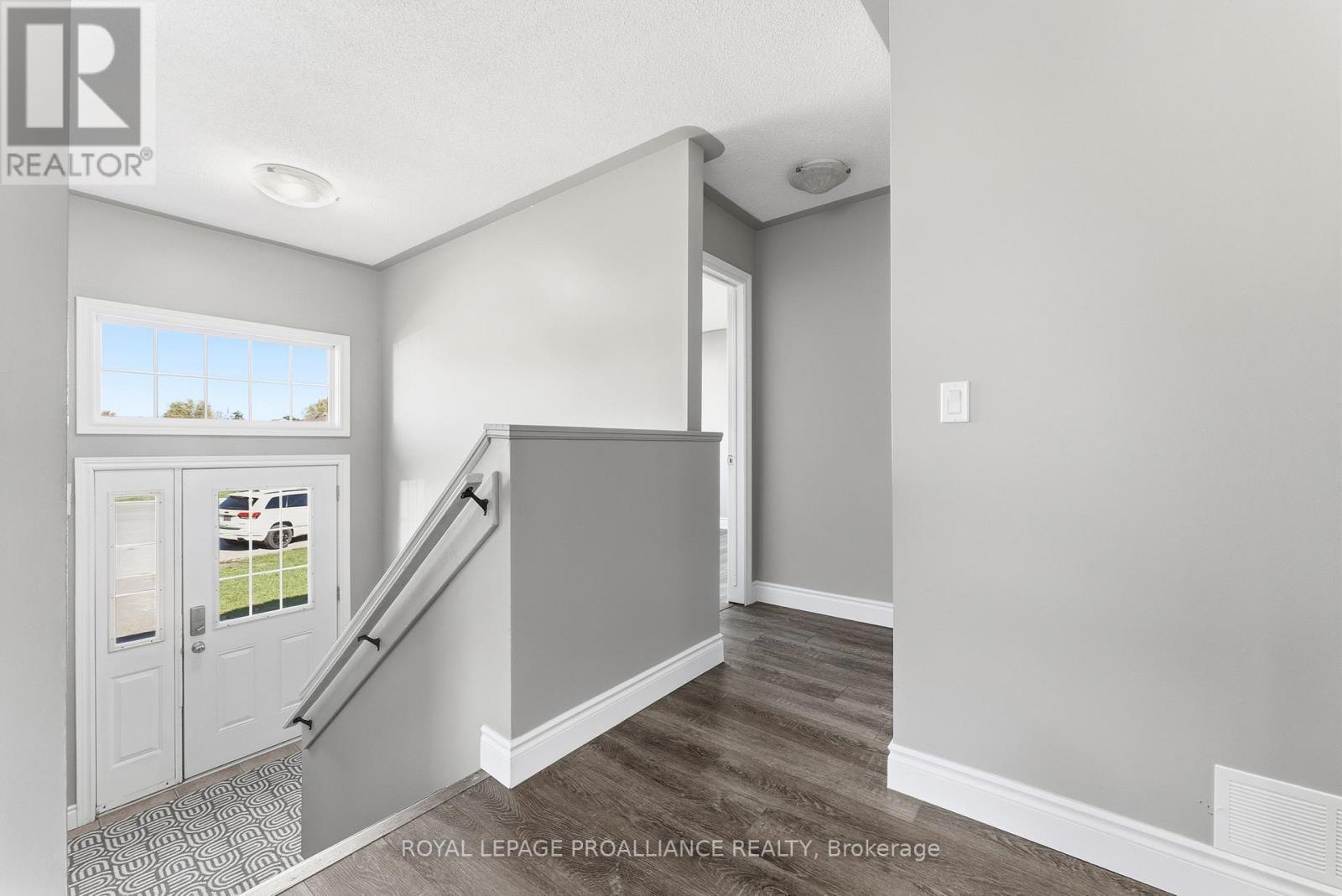 6 Lake Court, Belleville, Ontario  K8P 5M8 - Photo 7 - X12468614
