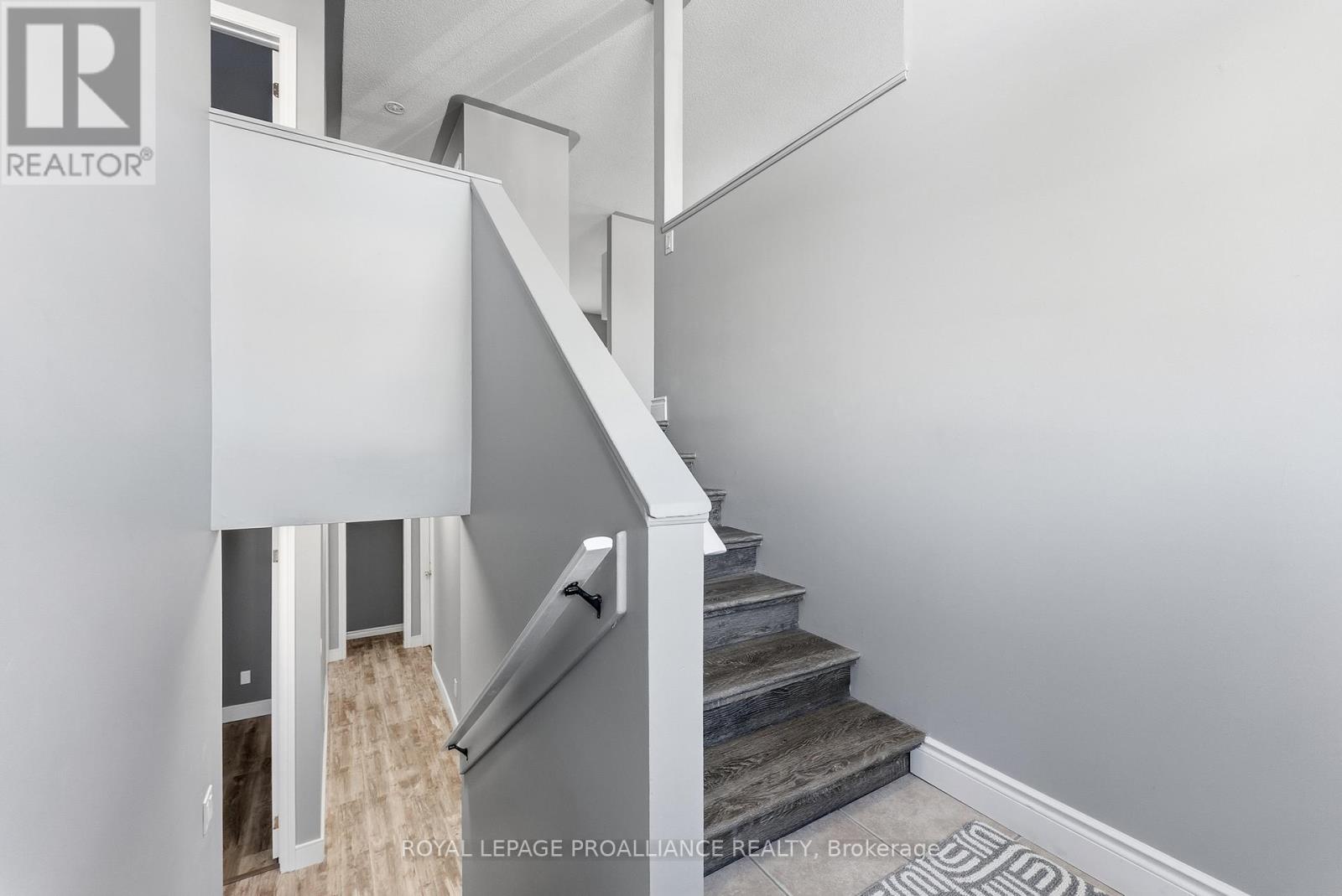 6 Lake Court, Belleville, Ontario  K8P 5M8 - Photo 5 - X12468614