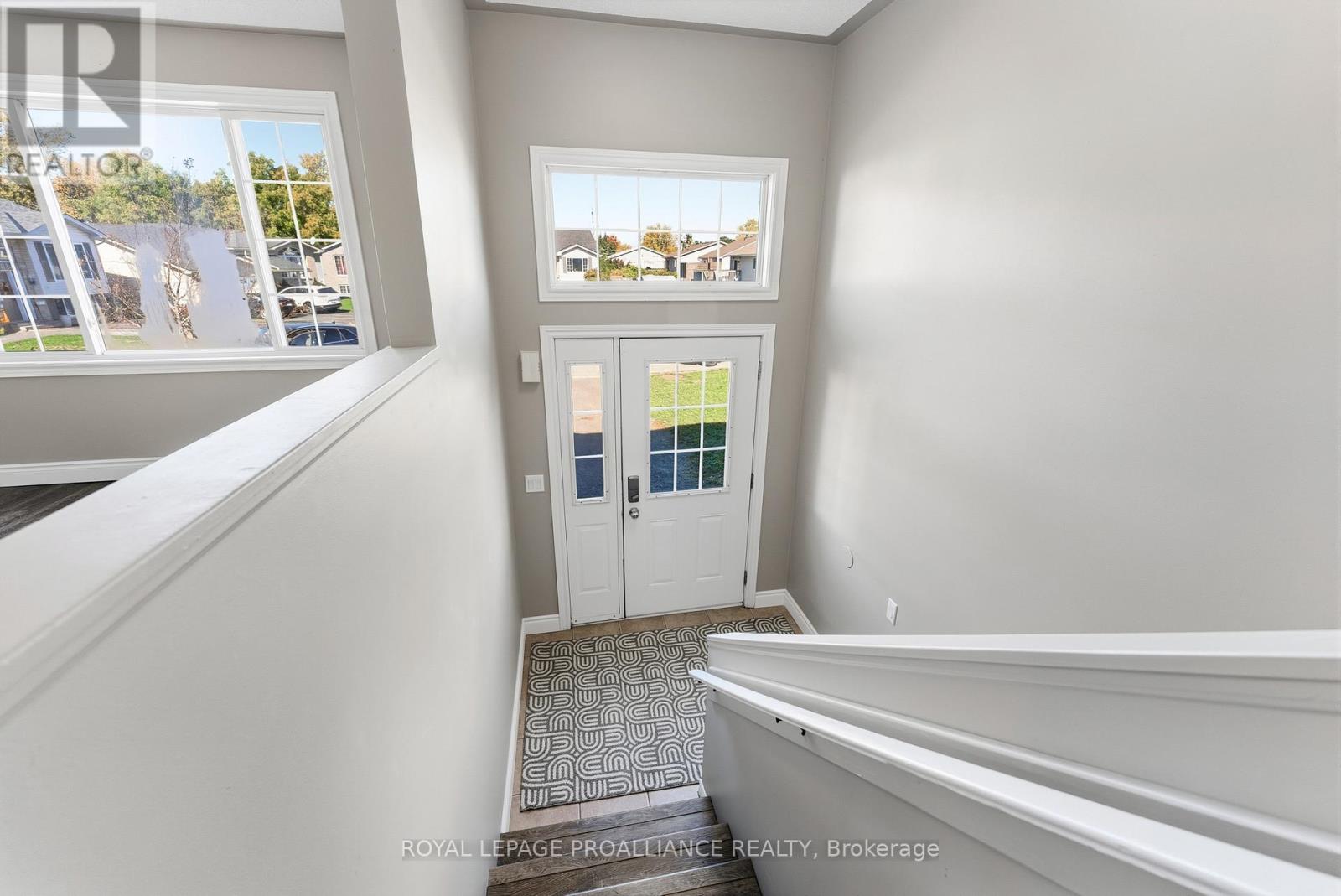 6 Lake Court, Belleville, Ontario  K8P 5M8 - Photo 4 - X12468614