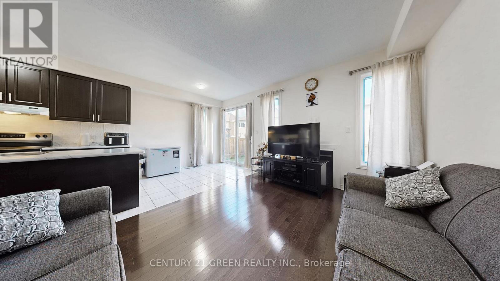 30 Canary Close, Brampton, Ontario  L6X 5L1 - Photo 4 - W12468499