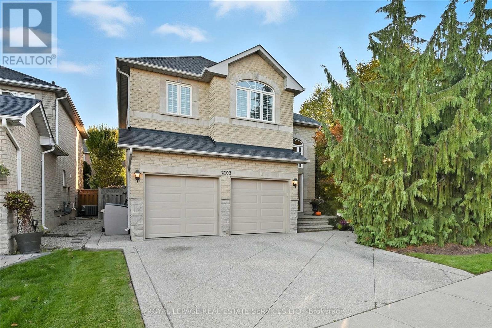2102 Chatsworth Avenue, Oakville, Ontario  L6M 3X3 - Photo 2 - W12468532