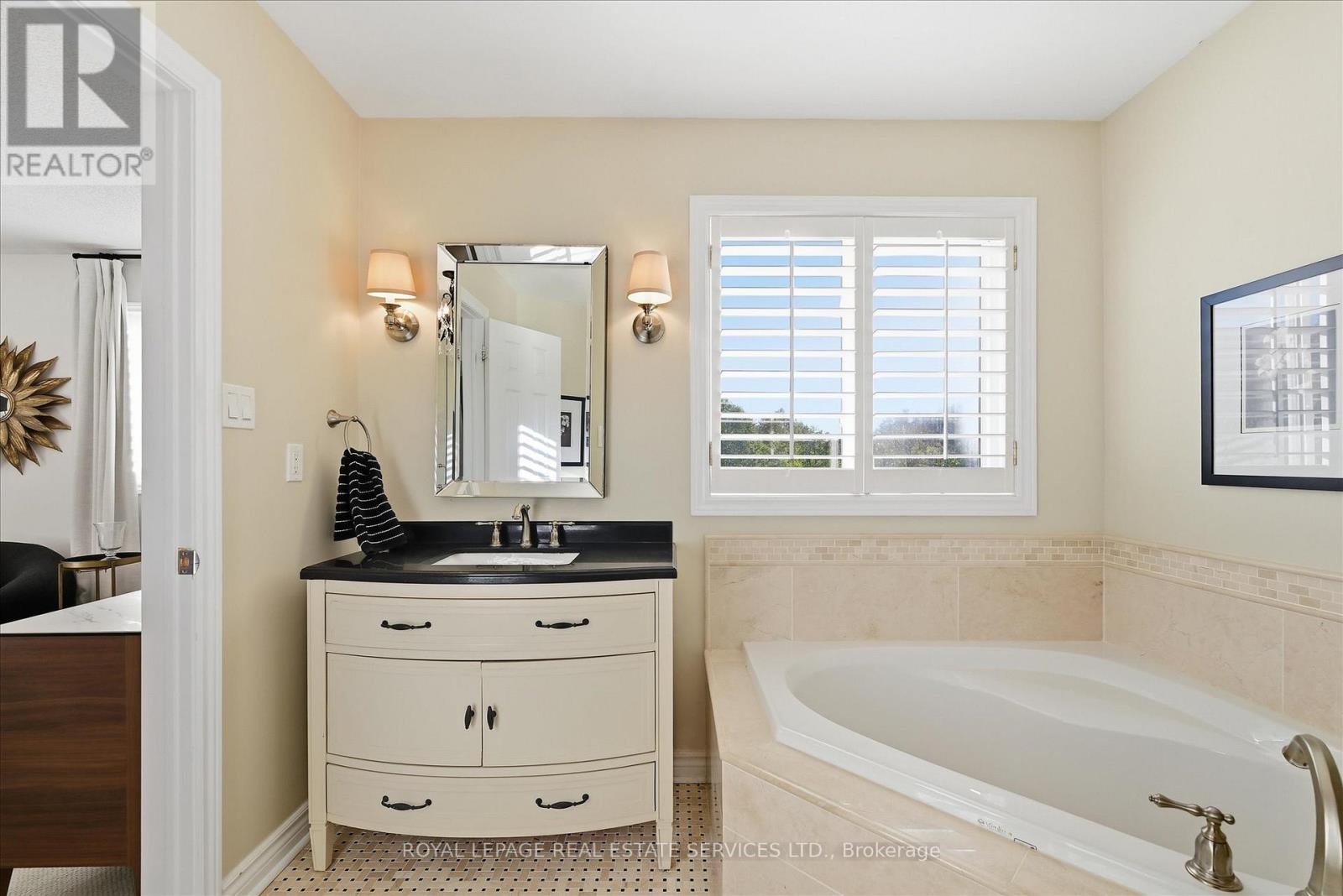 2102 Chatsworth Avenue, Oakville, Ontario  L6M 3X3 - Photo 25 - W12468532