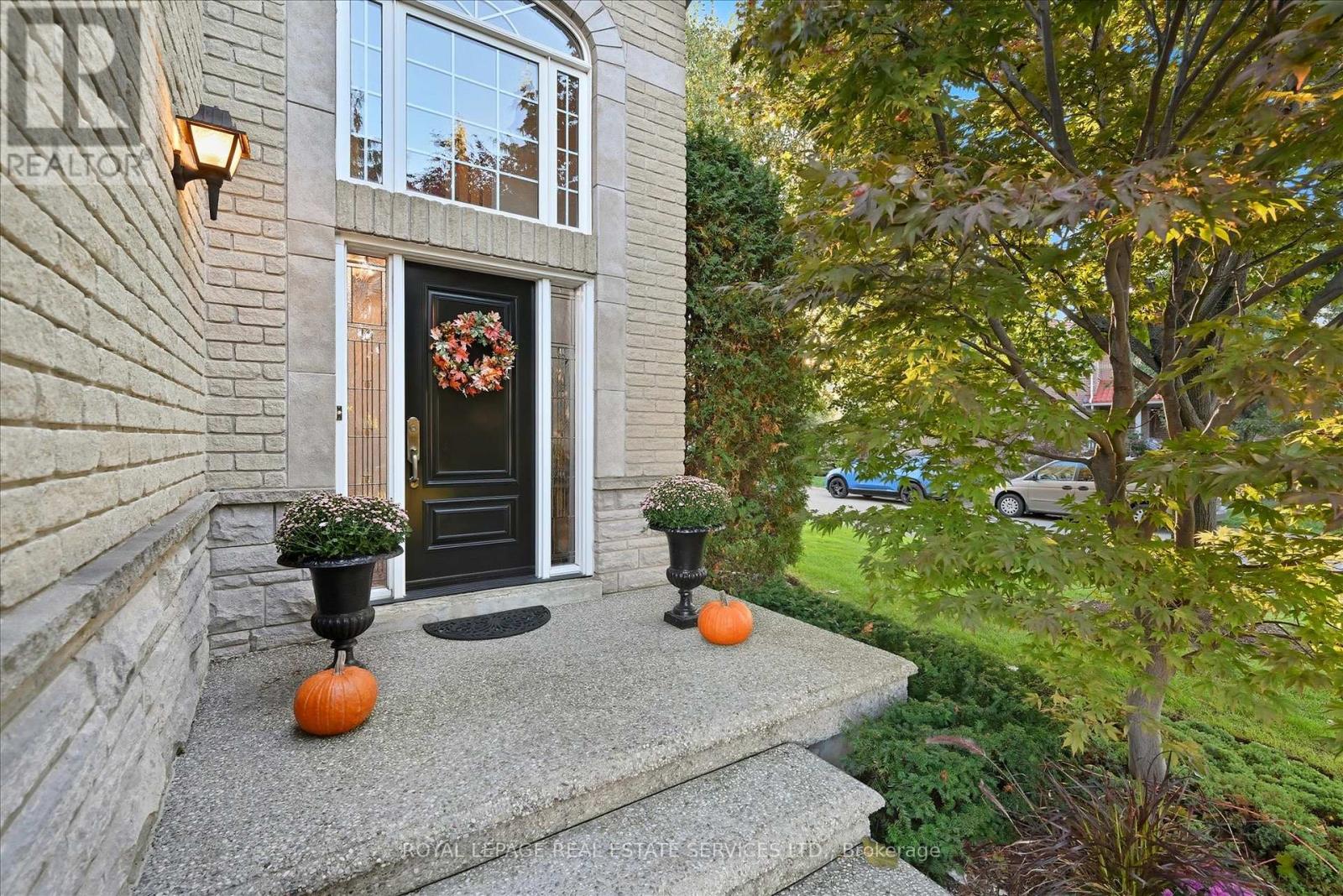 2102 Chatsworth Avenue, Oakville, Ontario  L6M 3X3 - Photo 4 - W12468532