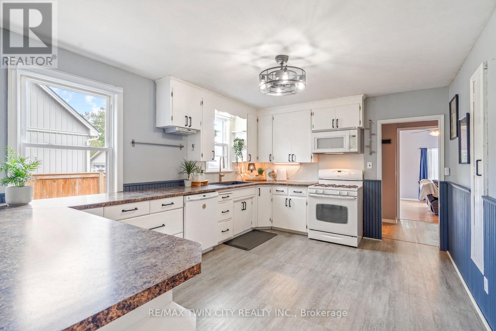 22 Wayne Drive, Brantford, Ontario  N3R 2Y7 - Photo 11 - X12468552