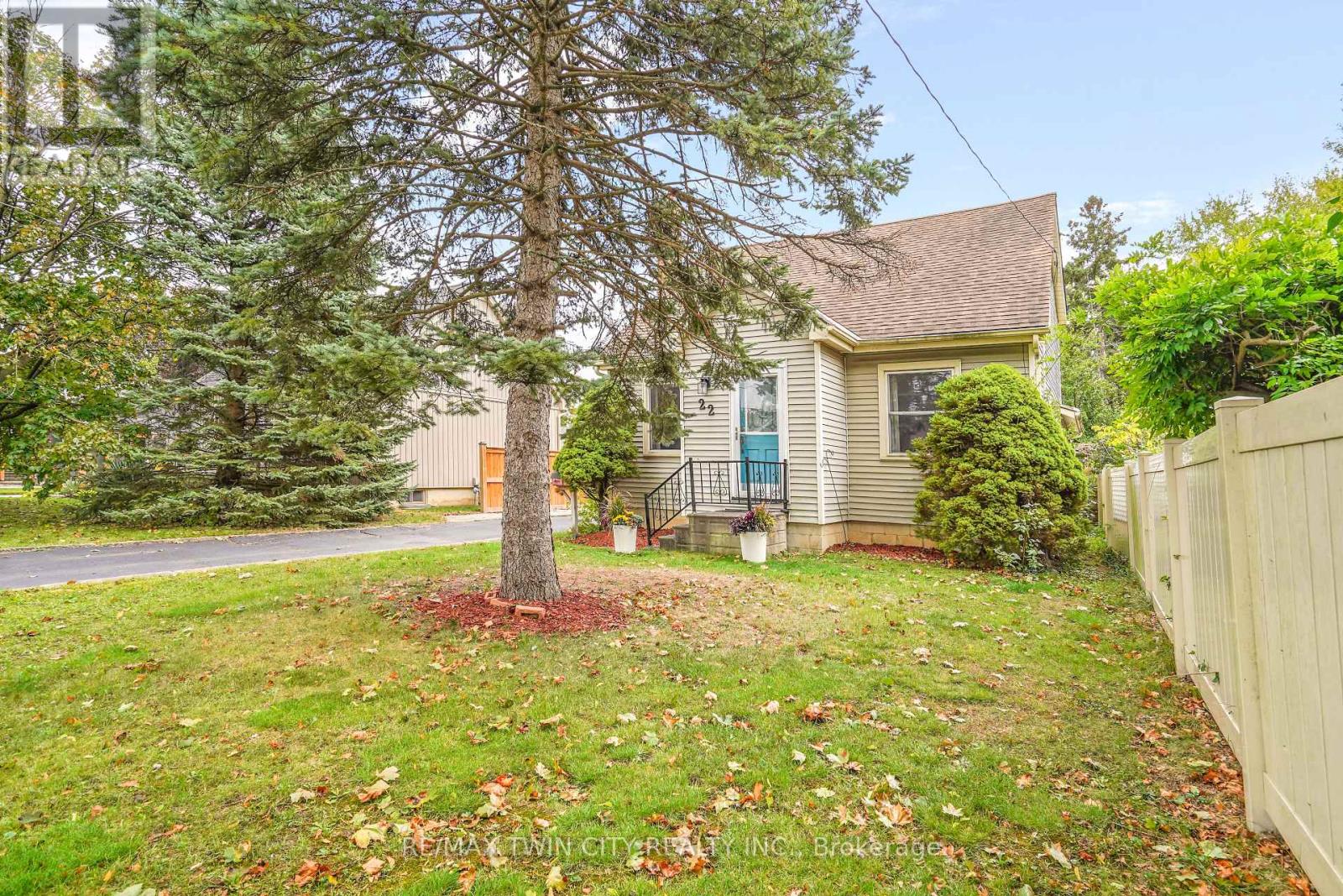 22 Wayne Drive, Brantford, Ontario  N3R 2Y7 - Photo 2 - X12468552