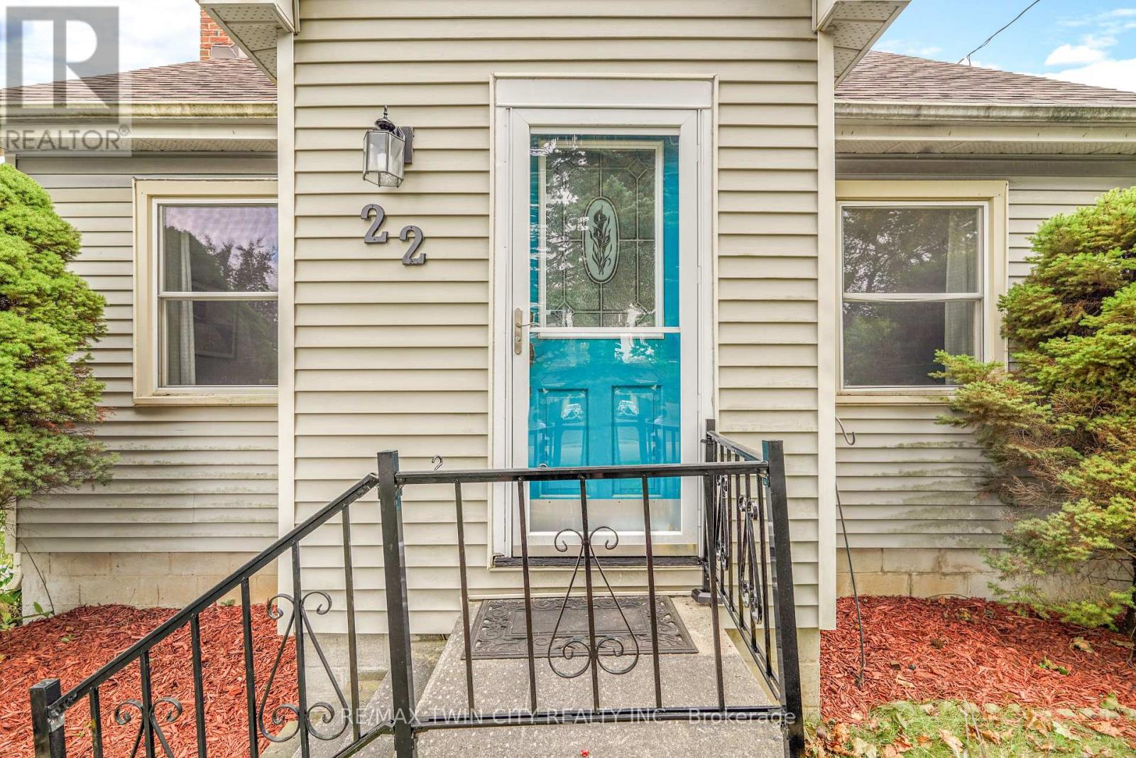 22 Wayne Drive, Brantford, Ontario  N3R 2Y7 - Photo 4 - X12468552