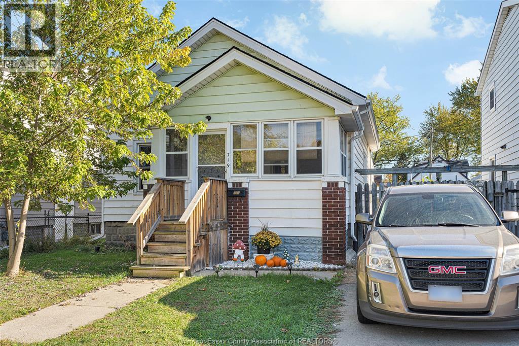 MLS# 25026458: 719 EUGENIE, Windsor, Canada