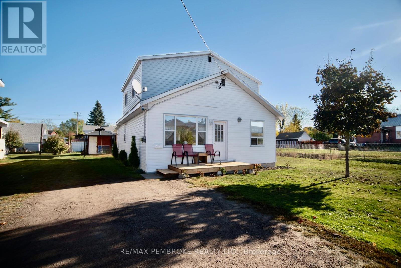 255 Mckenzie Avenue, Pembroke, Ontario  K8A 3V8 - Photo 1 - X12468703