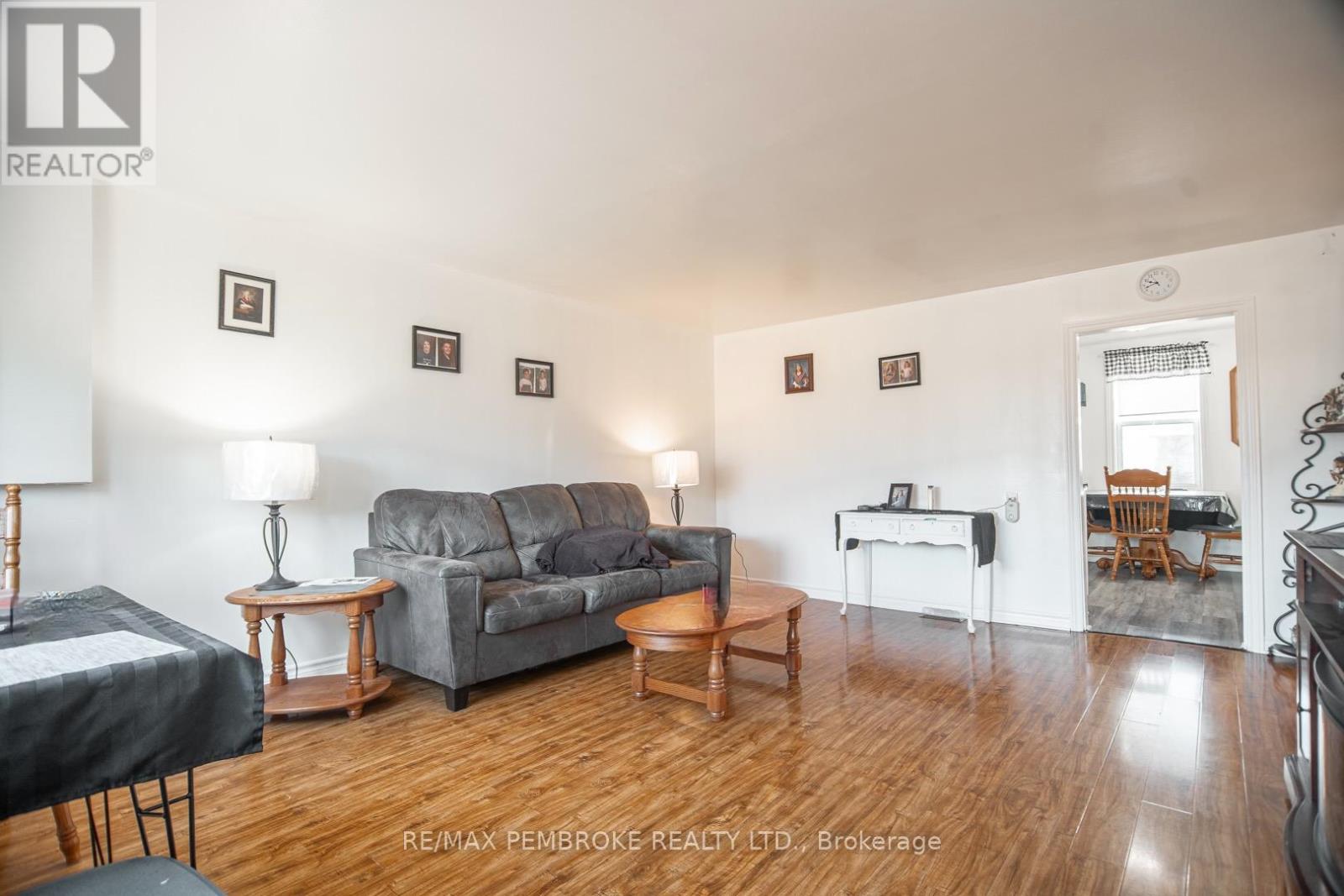 255 Mckenzie Avenue, Pembroke, Ontario  K8A 3V8 - Photo 11 - X12468703