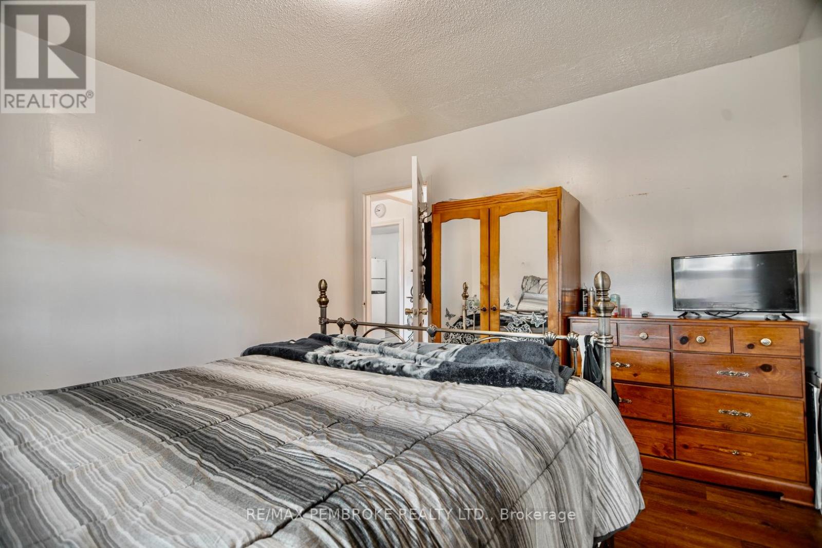 255 Mckenzie Avenue, Pembroke, Ontario  K8A 3V8 - Photo 14 - X12468703