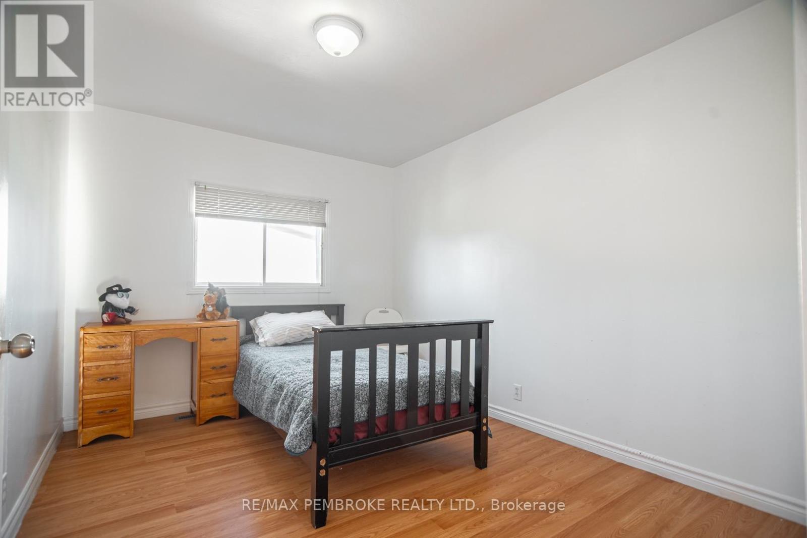 255 Mckenzie Avenue, Pembroke, Ontario  K8A 3V8 - Photo 19 - X12468703
