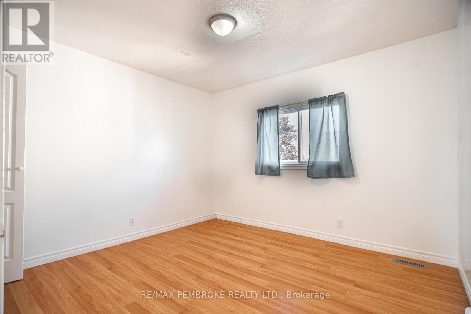 255 Mckenzie Avenue, Pembroke, Ontario  K8A 3V8 - Photo 21 - X12468703