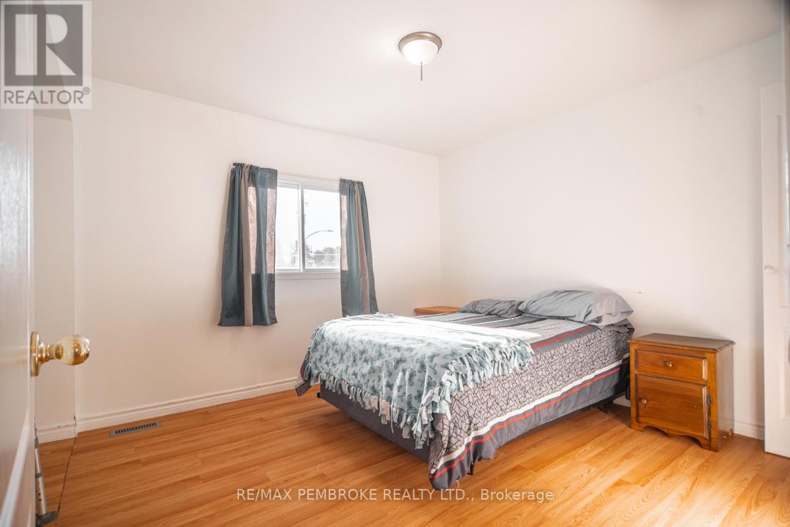 255 Mckenzie Avenue, Pembroke, Ontario  K8A 3V8 - Photo 23 - X12468703