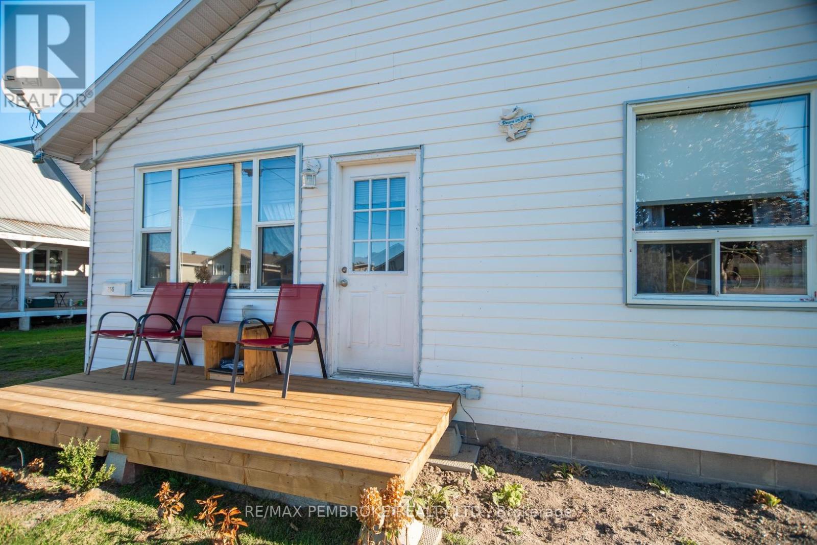 255 Mckenzie Avenue, Pembroke, Ontario  K8A 3V8 - Photo 3 - X12468703