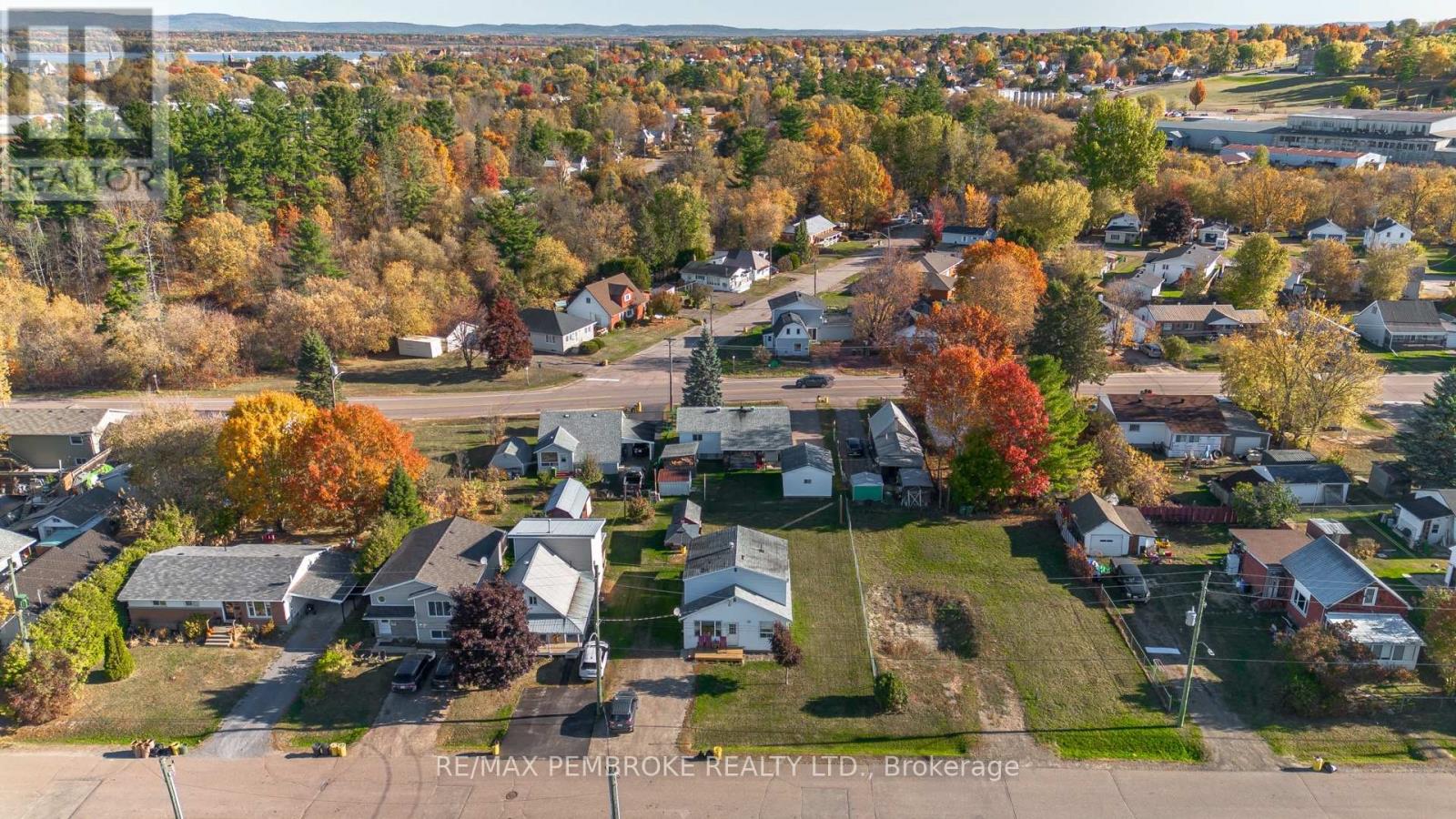 255 Mckenzie Avenue, Pembroke, Ontario  K8A 3V8 - Photo 4 - X12468703