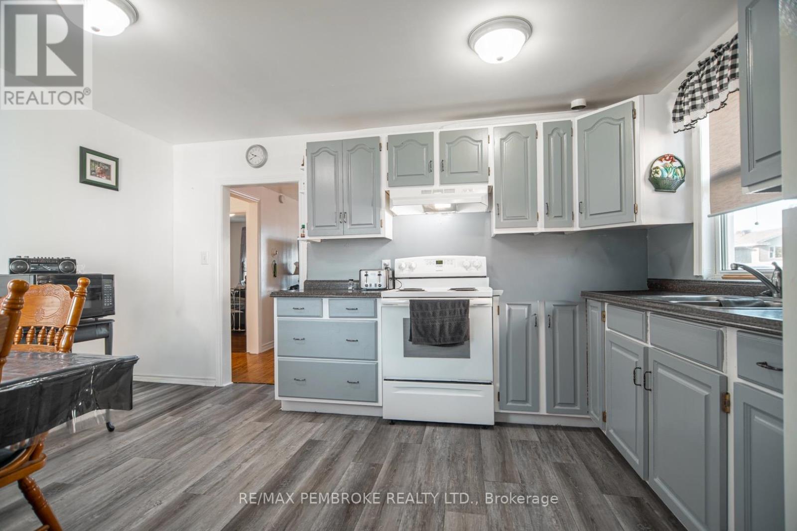 255 Mckenzie Avenue, Pembroke, Ontario  K8A 3V8 - Photo 8 - X12468703