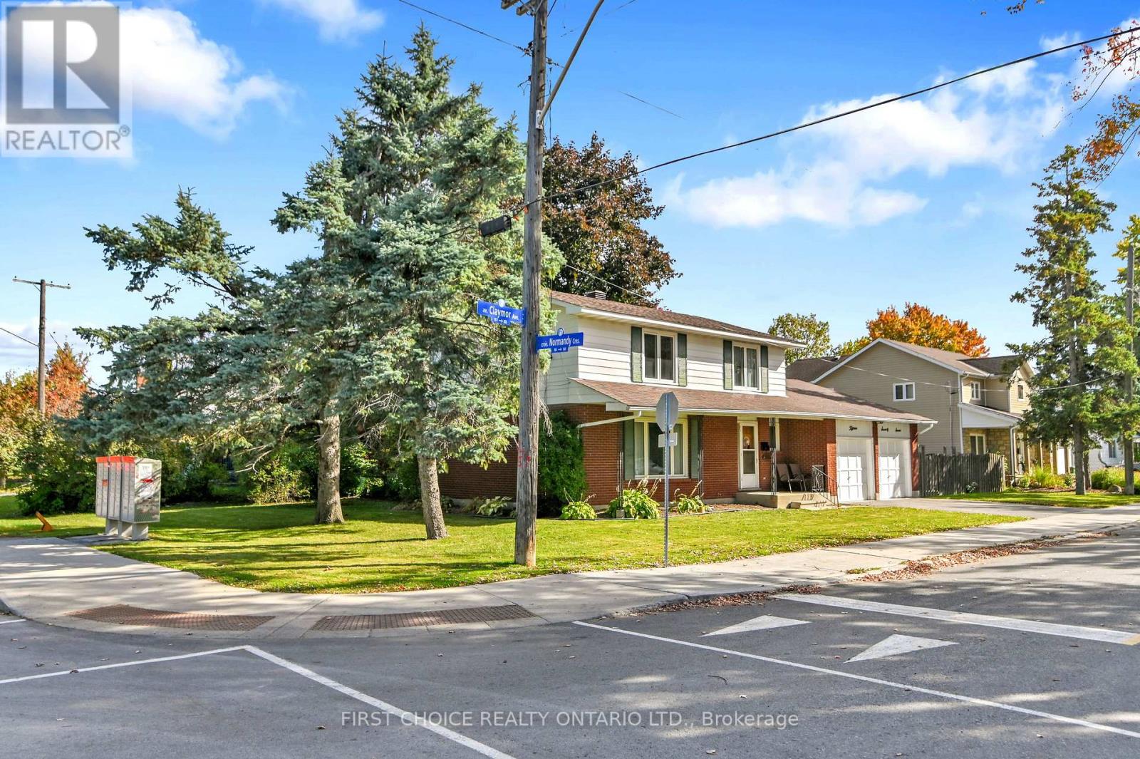 1577 Claymor Avenue, Ottawa, Ontario  K2C 1T4 - Photo 2 - X12468708
