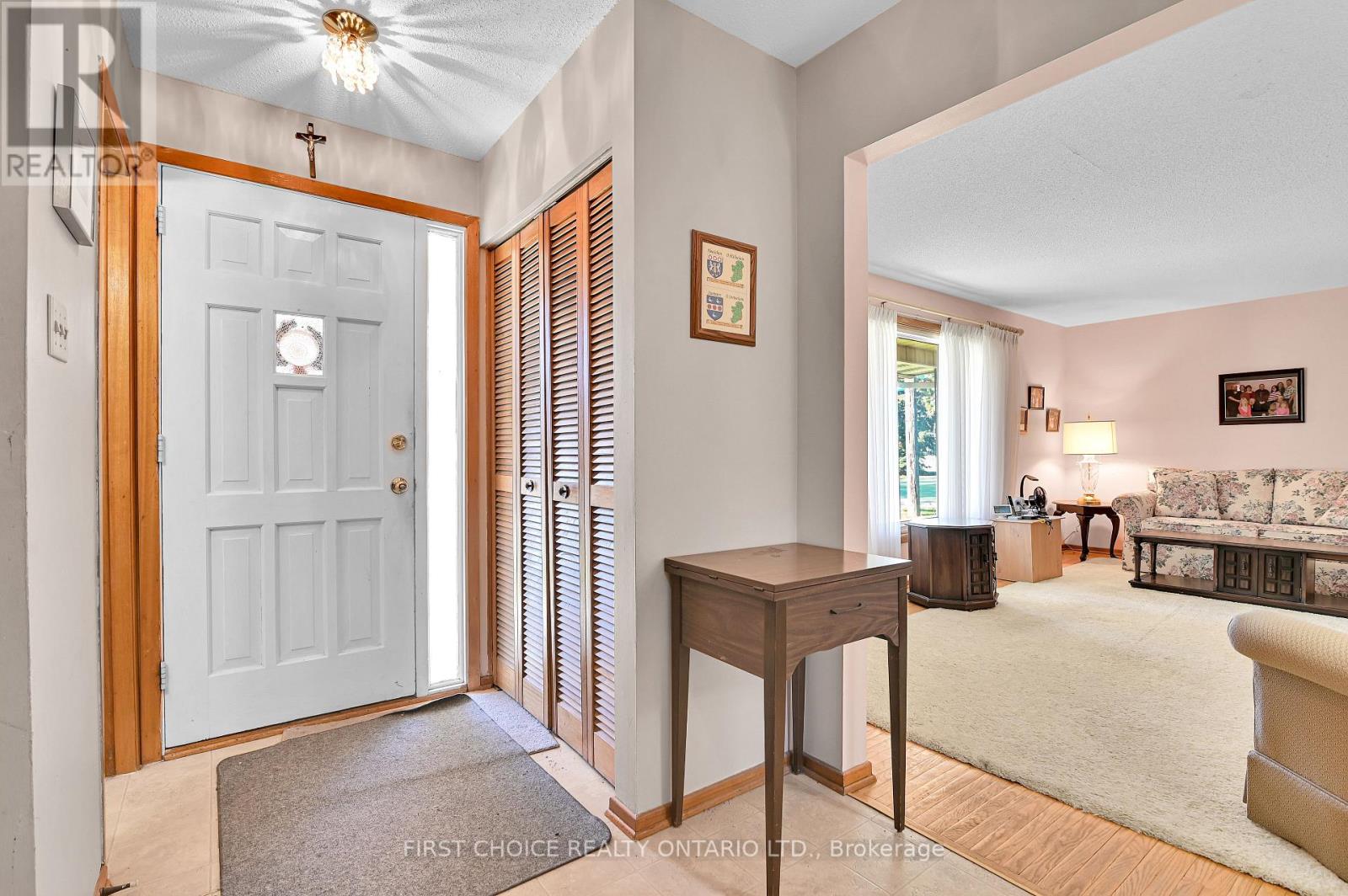1577 Claymor Avenue, Ottawa, Ontario  K2C 1T4 - Photo 4 - X12468708