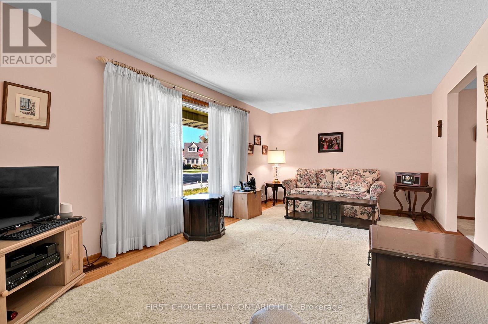 1577 Claymor Avenue, Ottawa, Ontario  K2C 1T4 - Photo 7 - X12468708