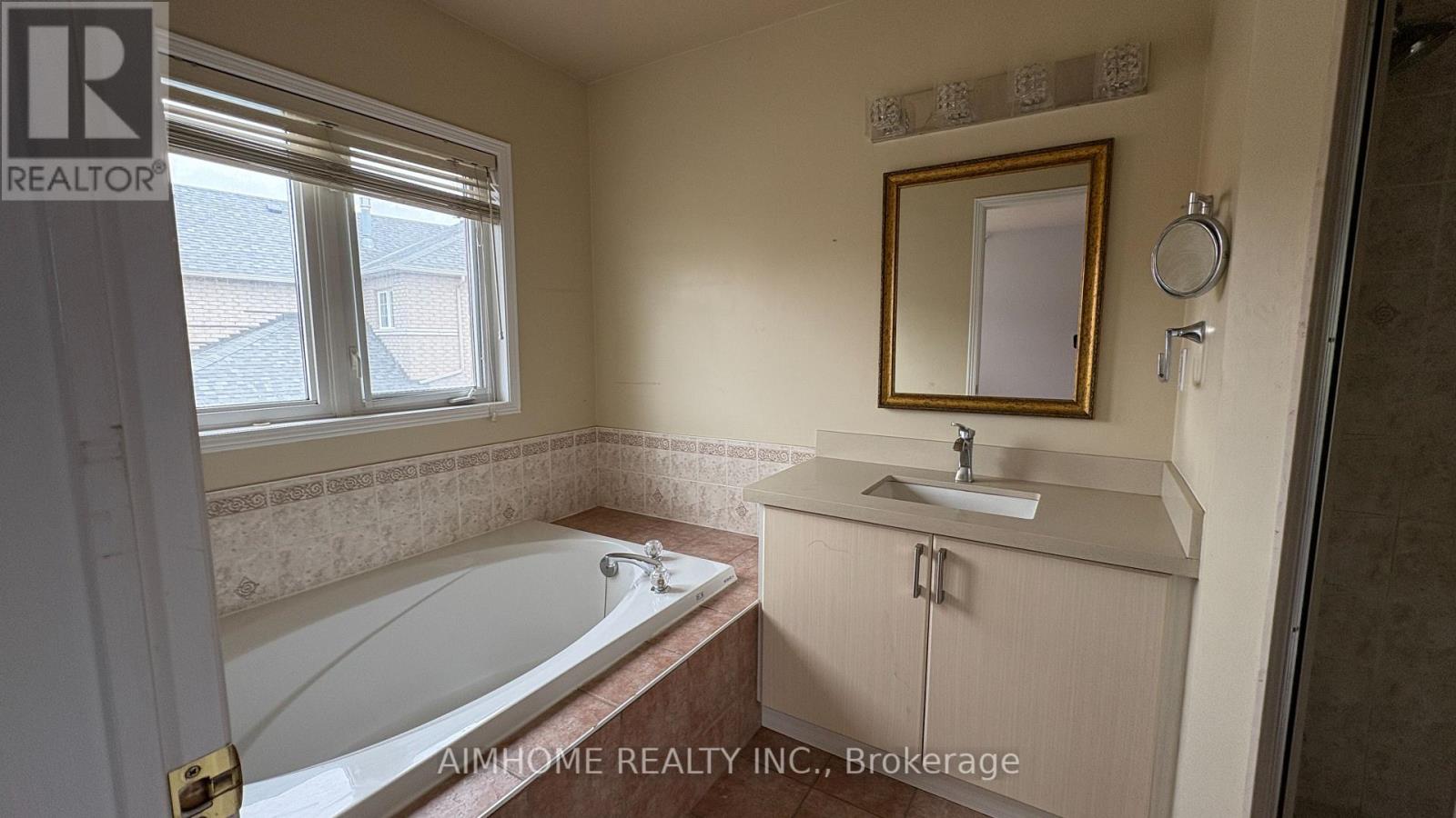 90 Briarhall Crescent, Markham, Ontario  L6C 2C7 - Photo 18 - N12468663