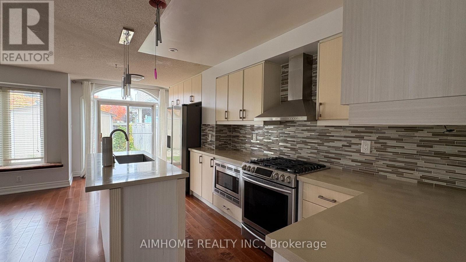 90 Briarhall Crescent, Markham, Ontario  L6C 2C7 - Photo 7 - N12468663