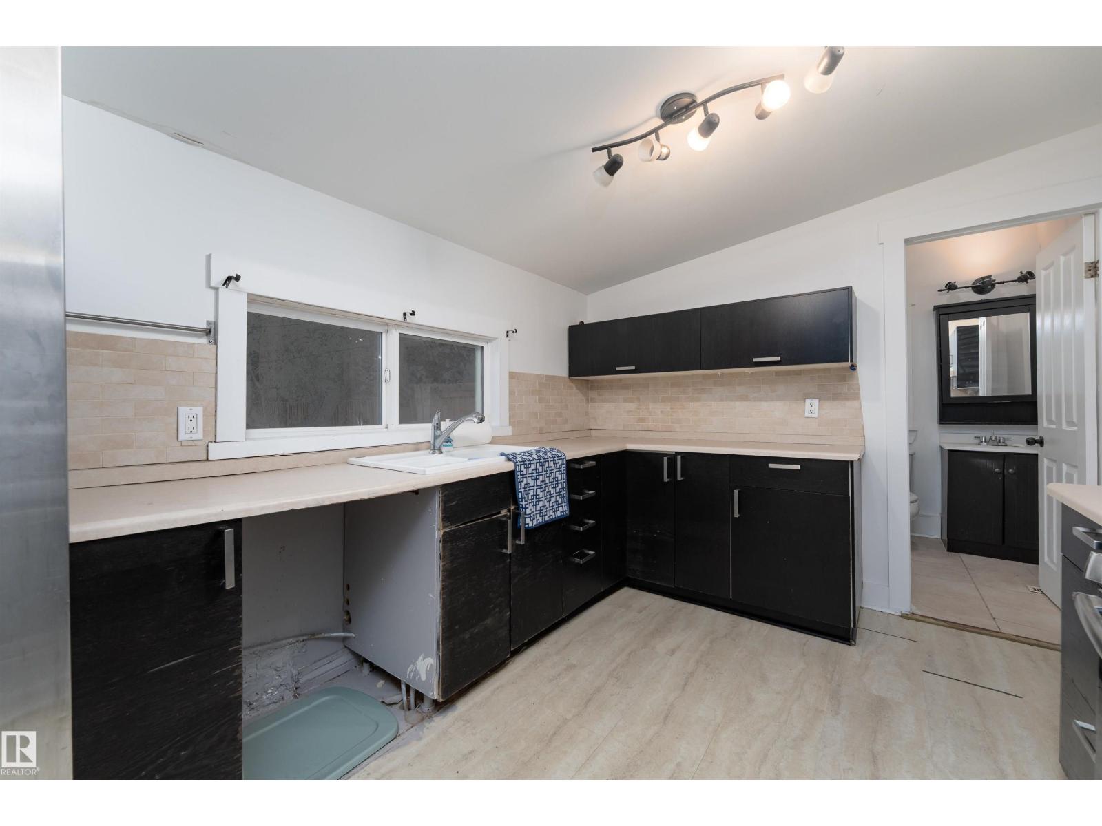 Property at 12018 95 ST NW image 3