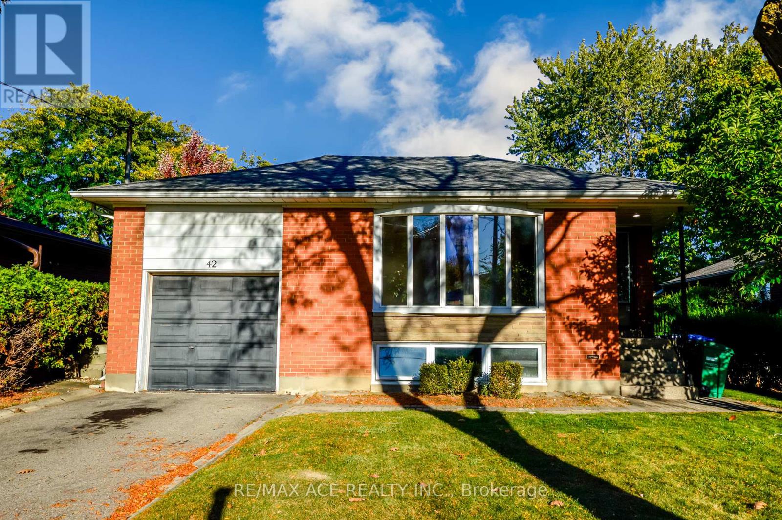 42 Swanhurst Boulevard, Mississauga, Ontario  L5N 1B7 - Photo 1 - W12468599