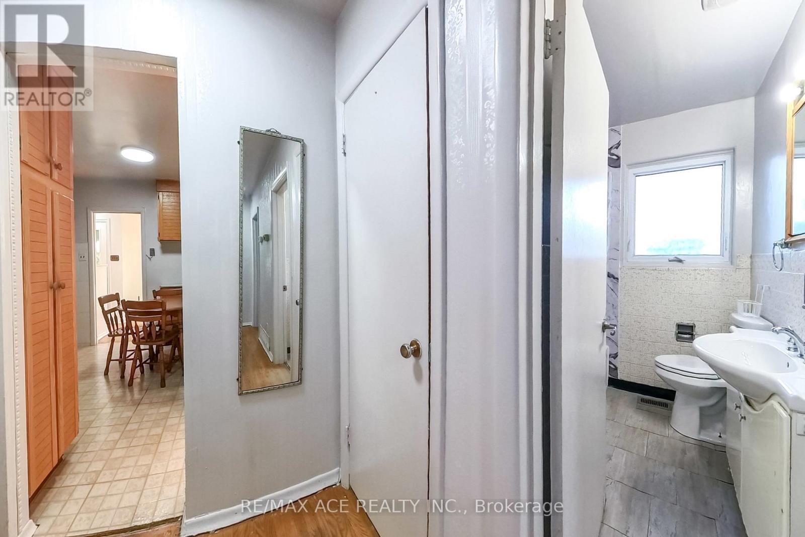 42 Swanhurst Boulevard, Mississauga, Ontario  L5N 1B7 - Photo 11 - W12468599