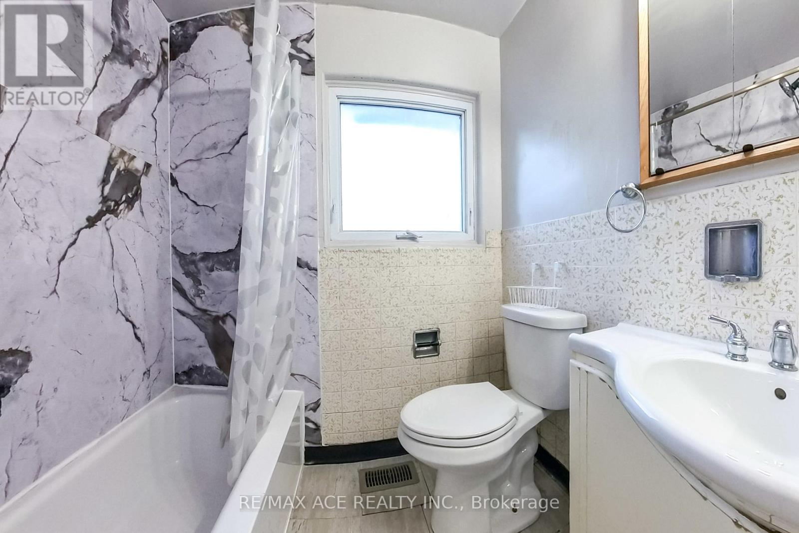 42 Swanhurst Boulevard, Mississauga, Ontario  L5N 1B7 - Photo 12 - W12468599