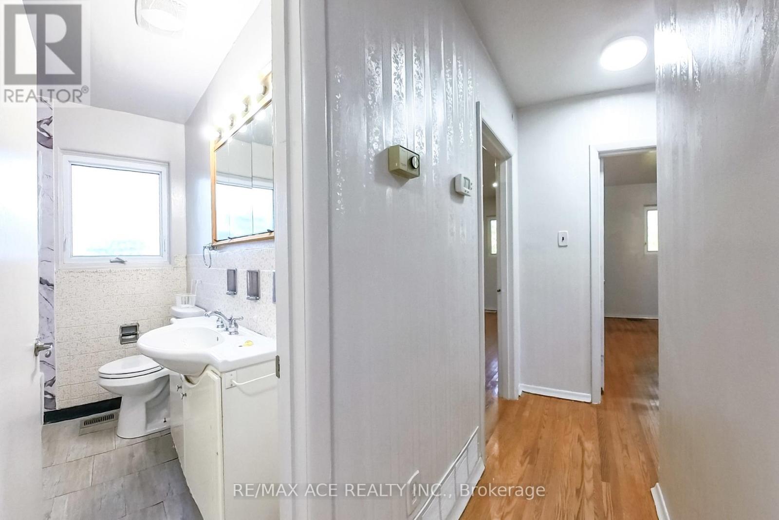 42 Swanhurst Boulevard, Mississauga, Ontario  L5N 1B7 - Photo 13 - W12468599