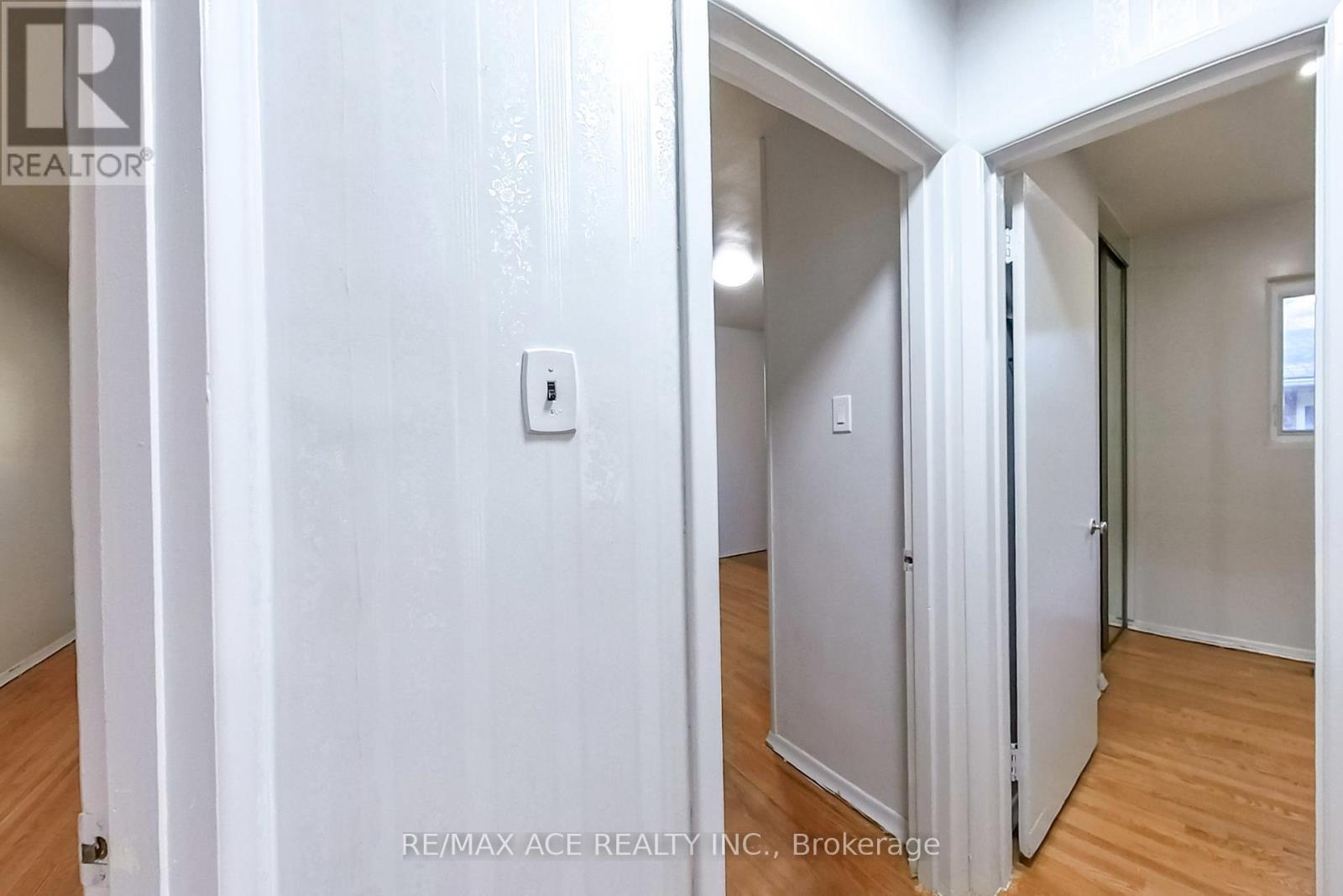 42 Swanhurst Boulevard, Mississauga, Ontario  L5N 1B7 - Photo 14 - W12468599