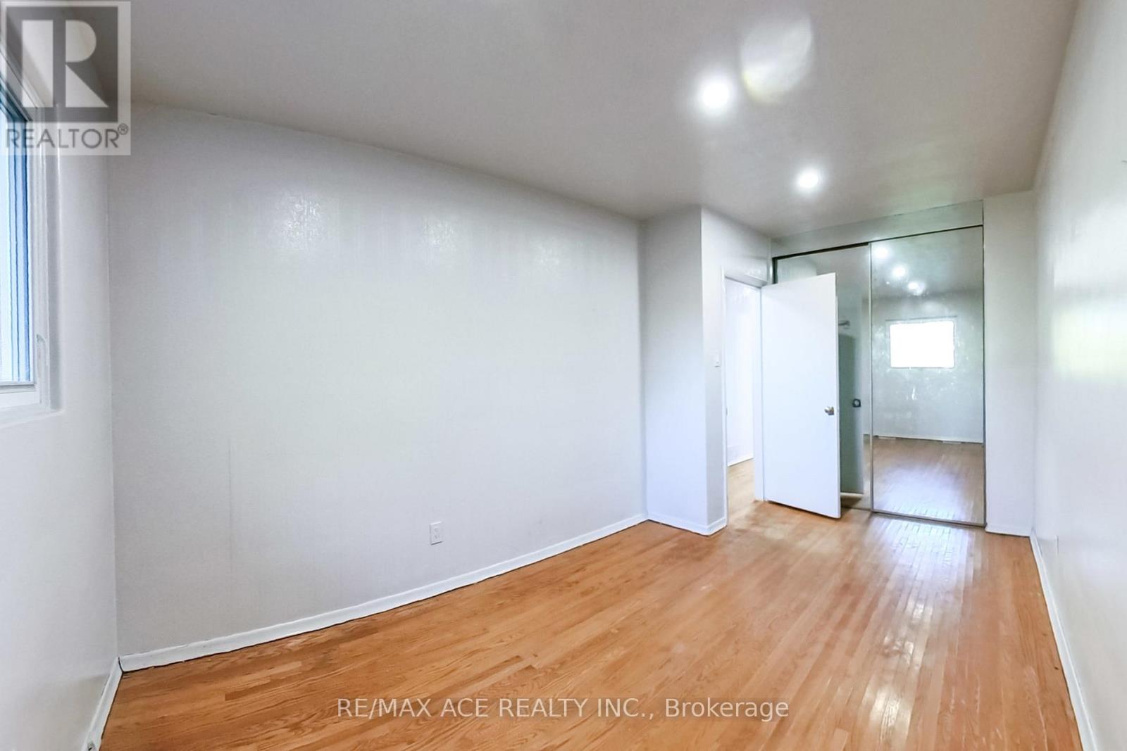 42 Swanhurst Boulevard, Mississauga, Ontario  L5N 1B7 - Photo 16 - W12468599