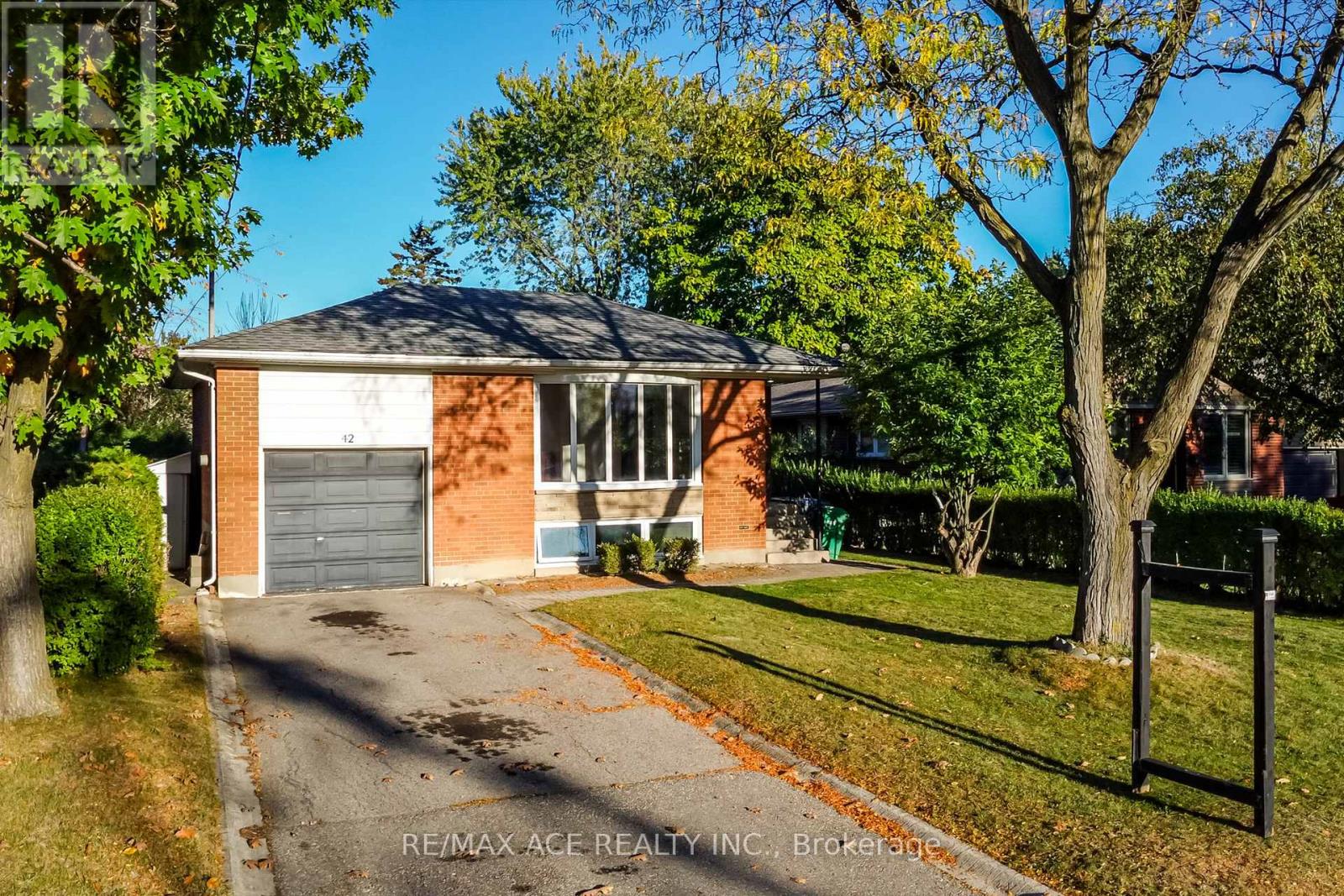 42 Swanhurst Boulevard, Mississauga, Ontario  L5N 1B7 - Photo 2 - W12468599