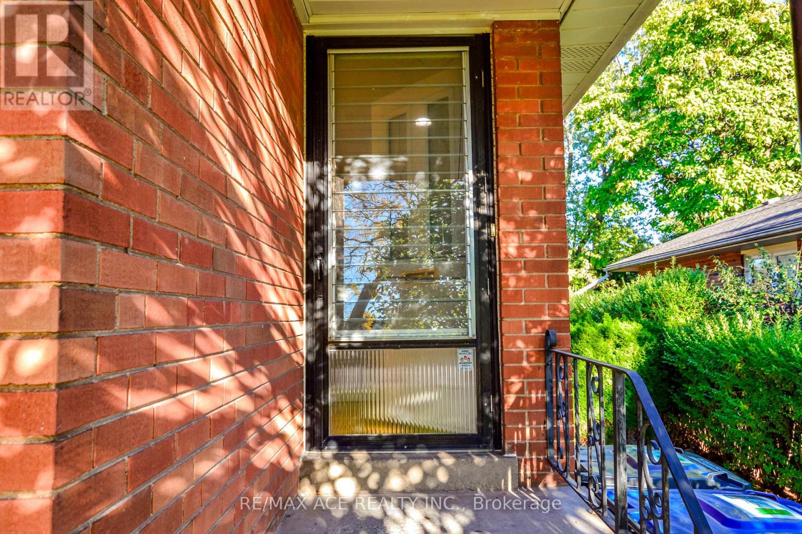 42 Swanhurst Boulevard, Mississauga, Ontario  L5N 1B7 - Photo 3 - W12468599