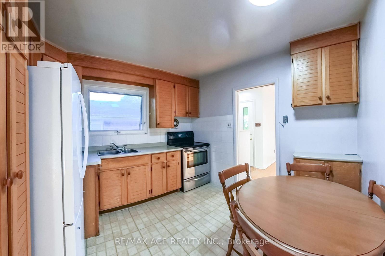 42 Swanhurst Boulevard, Mississauga, Ontario  L5N 1B7 - Photo 7 - W12468599