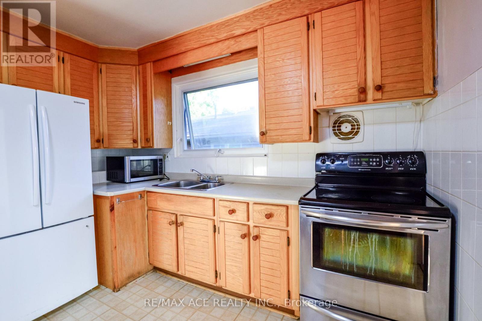 42 Swanhurst Boulevard, Mississauga, Ontario  L5N 1B7 - Photo 9 - W12468599