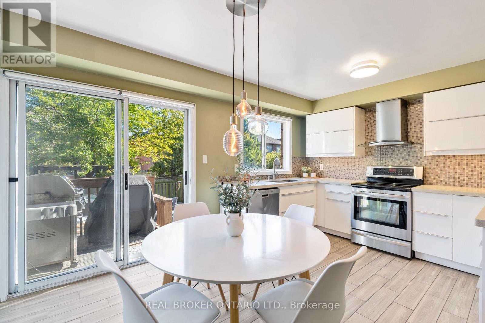 5654 Barbara Crescent, Burlington, Ontario  L7L 6X3 - Photo 11 - W12468612