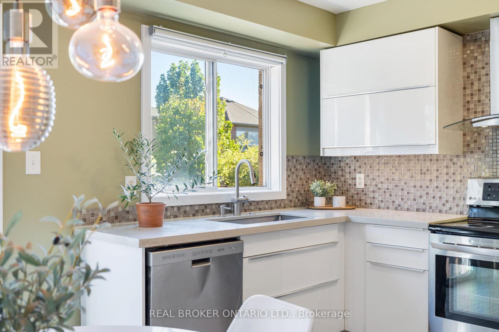 5654 Barbara Crescent, Burlington, Ontario  L7L 6X3 - Photo 12 - W12468612