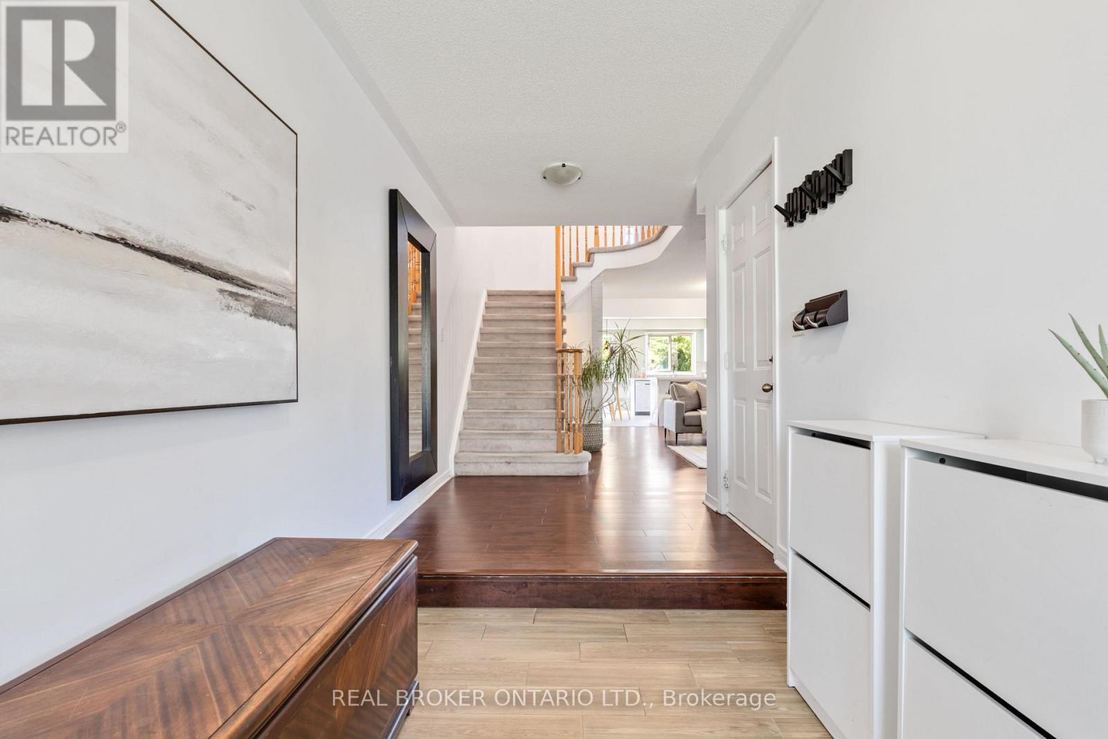 5654 Barbara Crescent, Burlington, Ontario  L7L 6X3 - Photo 5 - W12468612
