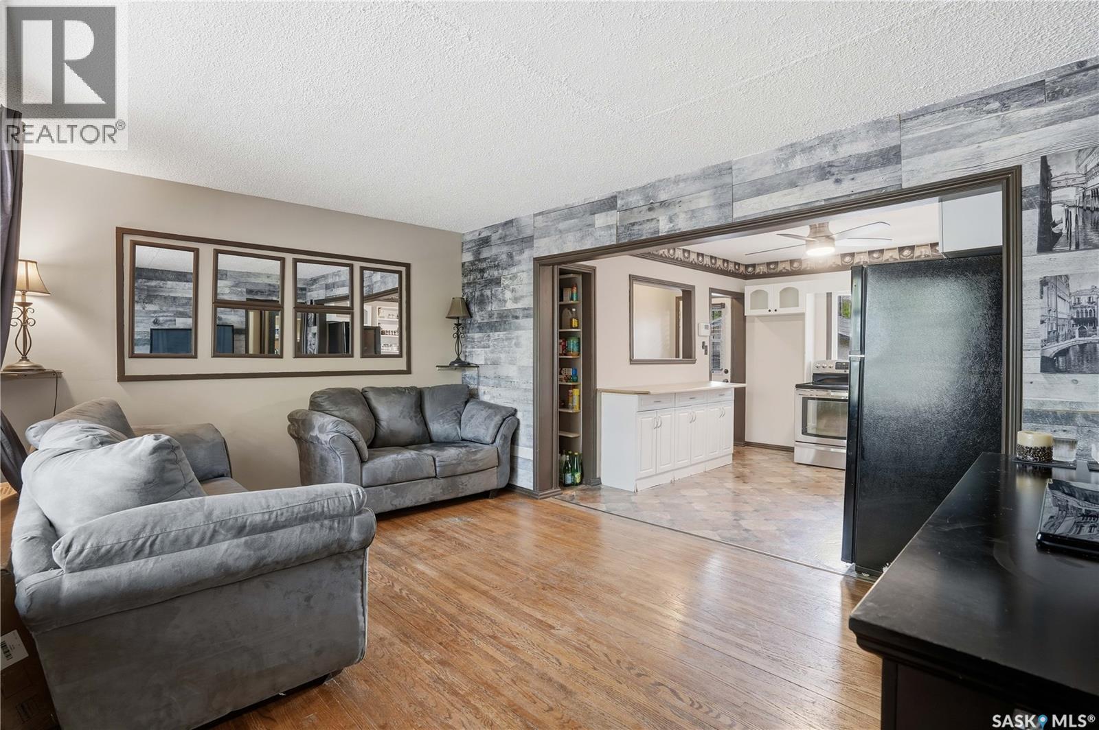 2810 Fleury Street, Regina, Saskatchewan  S4N 2M4 - Photo 3 - SK021039