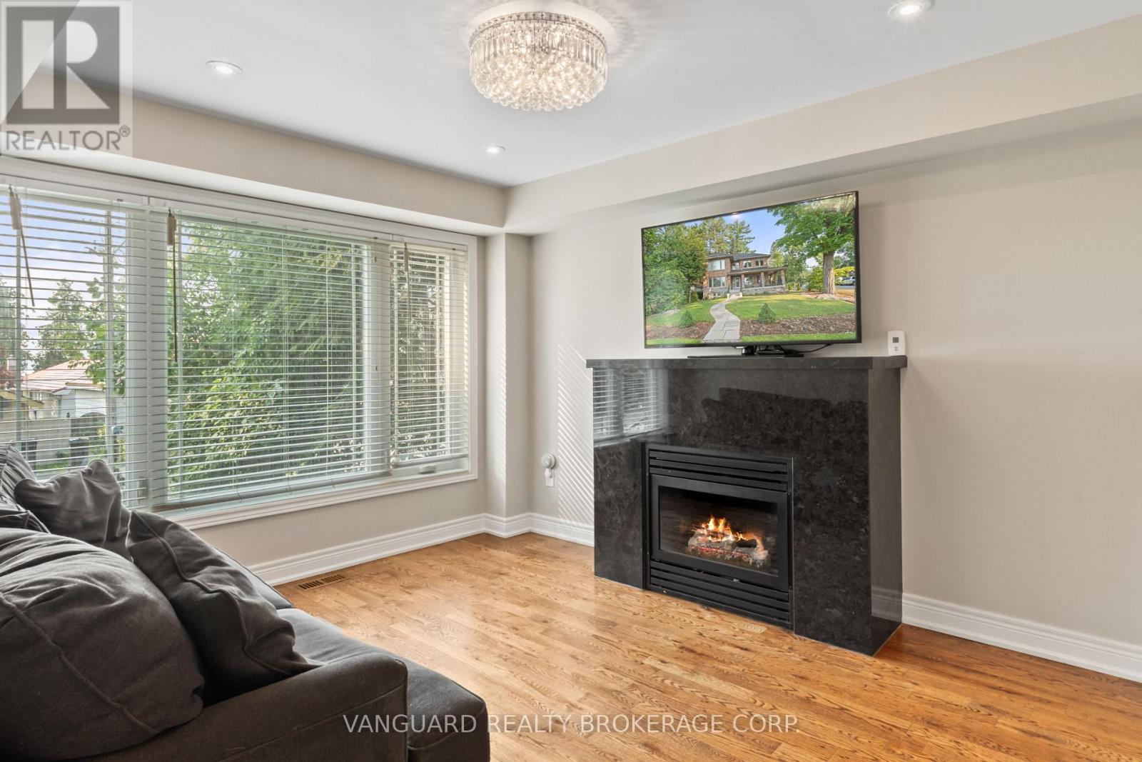 724 Lakelands Avenue, Innisfil, Ontario  L9S 4E6 - Photo 11 - N12468805