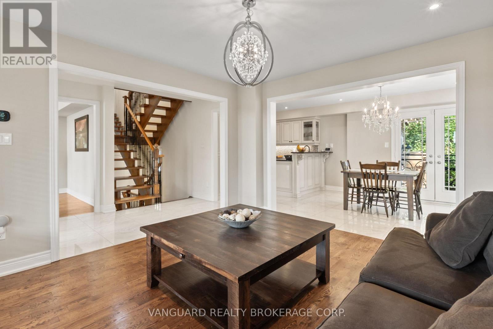 724 Lakelands Avenue, Innisfil, Ontario  L9S 4E6 - Photo 13 - N12468805