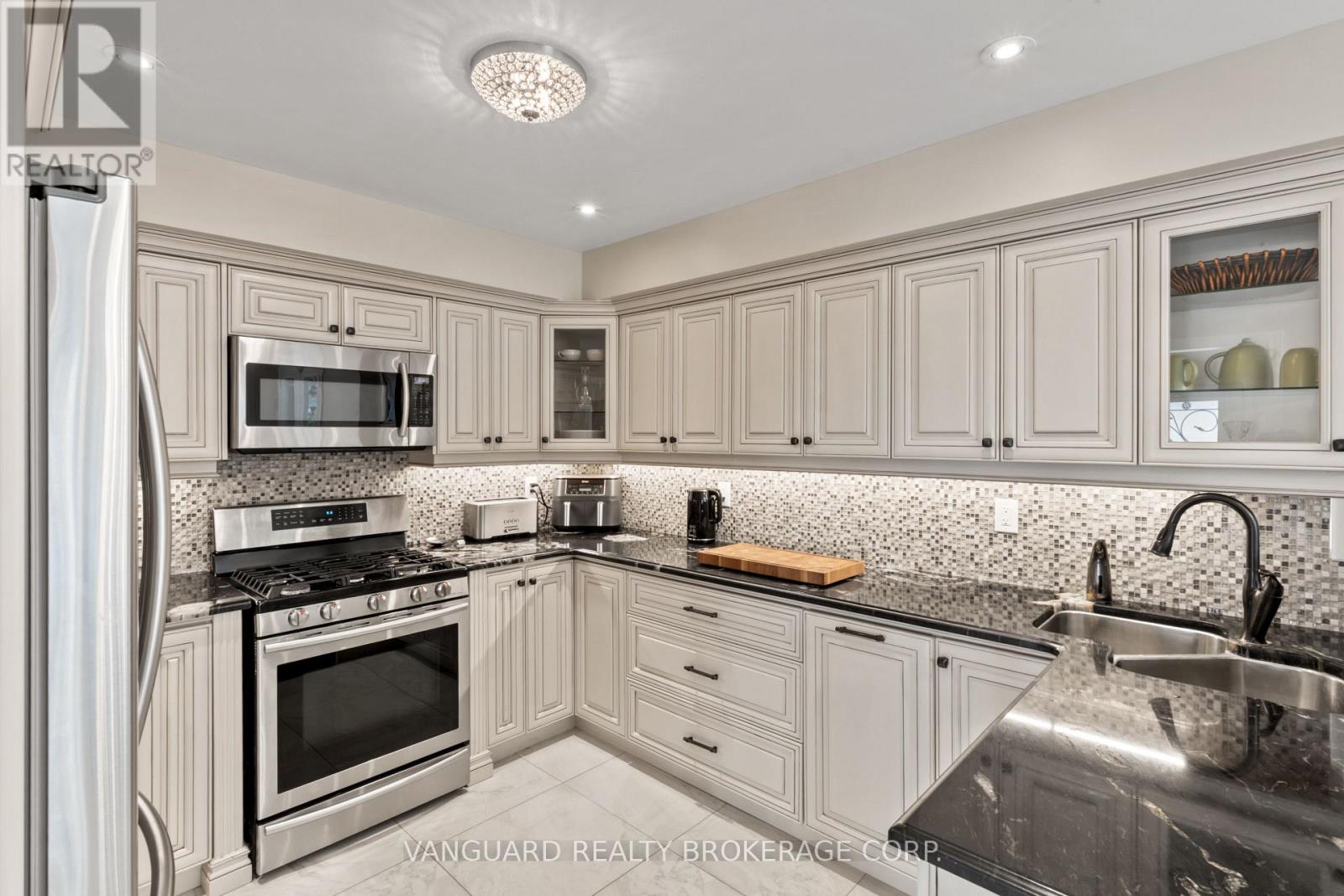 724 Lakelands Avenue, Innisfil, Ontario  L9S 4E6 - Photo 18 - N12468805