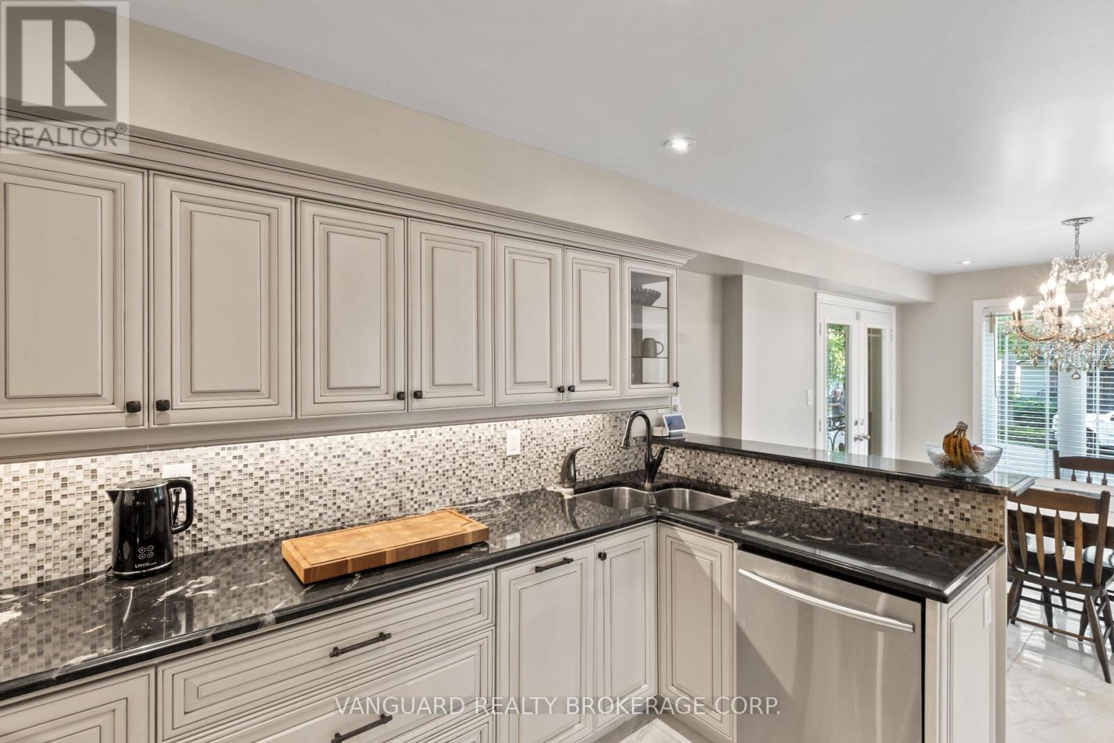 724 Lakelands Avenue, Innisfil, Ontario  L9S 4E6 - Photo 19 - N12468805