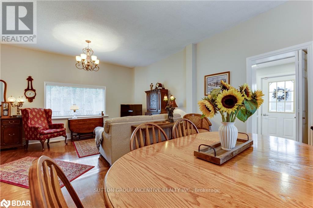 22 Queen Street, Innisfil, Ontario  L0L 1L0 - Photo 10 - N12468816