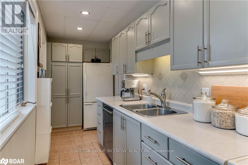 22 Queen Street, Innisfil, Ontario  L0L 1L0 - Photo 12 - N12468816