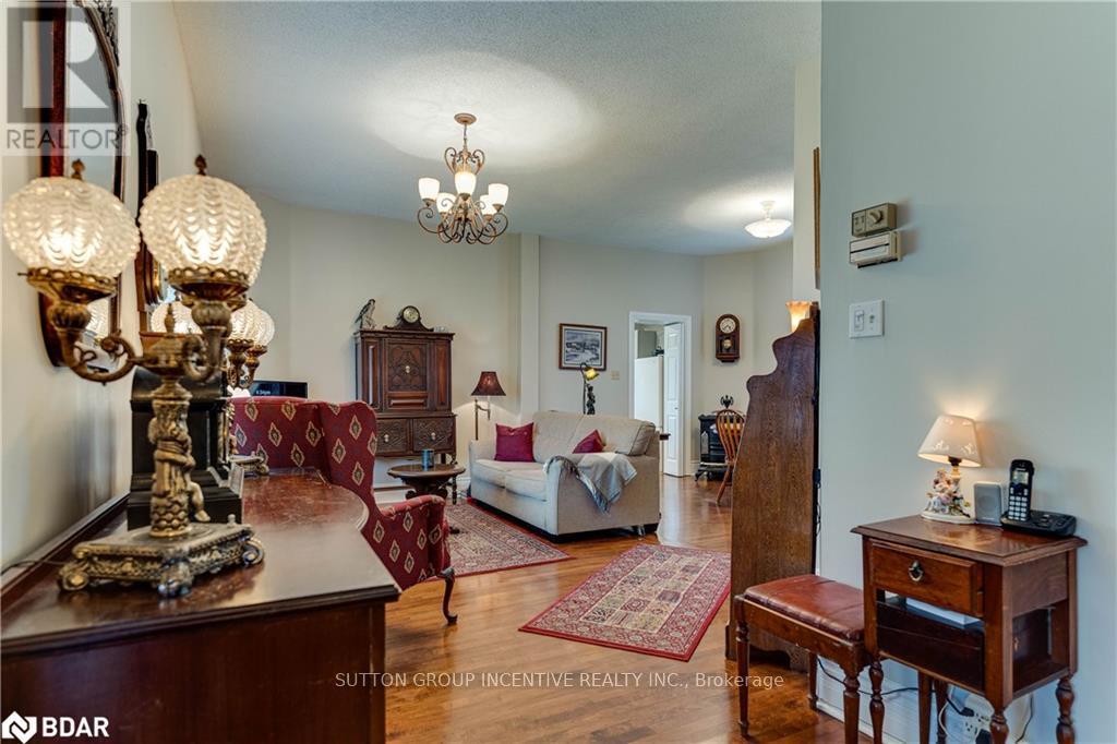 22 Queen Street, Innisfil, Ontario  L0L 1L0 - Photo 5 - N12468816