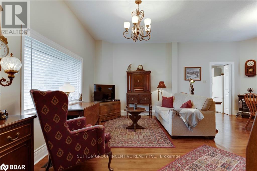 22 Queen Street, Innisfil, Ontario  L0L 1L0 - Photo 6 - N12468816