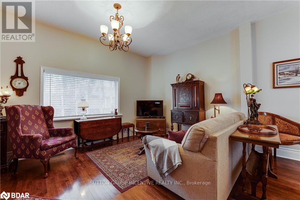22 Queen Street, Innisfil, Ontario  L0L 1L0 - Photo 7 - N12468816